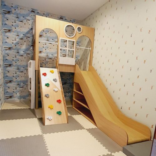 PLAYHOUSE WITH SLIDE & CLIMBING RAMP